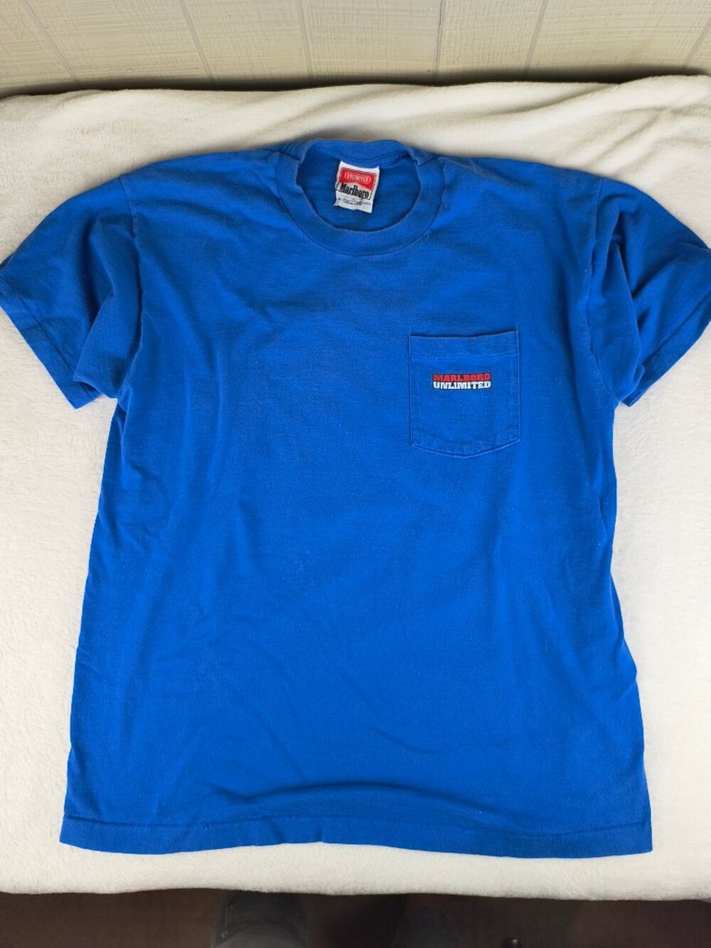 Vintage 90s Marlboro Unlimited Pocket T-Shirt Blue Wolf Graphic Single Stitch